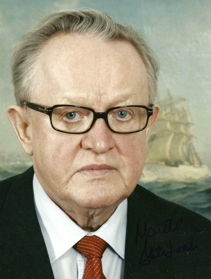 PRESIDENT OF FINLAND Martti Ahtisaari autograph, In-Person signed Photo Poster painting