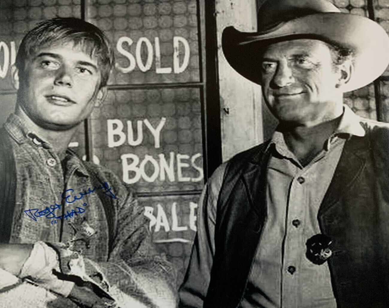 ROGER EWING HAND SIGNED 8x10 Photo Poster painting JOHN WAYNE ACTOR AUTOGRAPHED AUTHENTIC