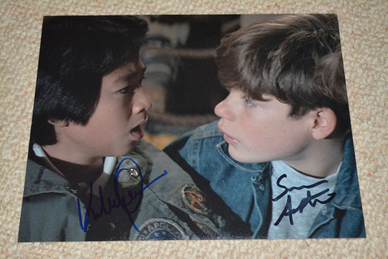 KE HUY QUAN & SEAN ASTIN signed autograph In Person 8x10 (20x25 cm) GOONIES