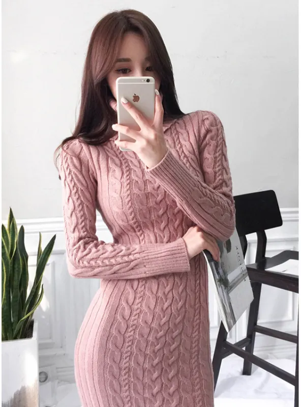 51 / 5,000 Eine Frau in einem kuscheligen, figurbetonten Strickkleid