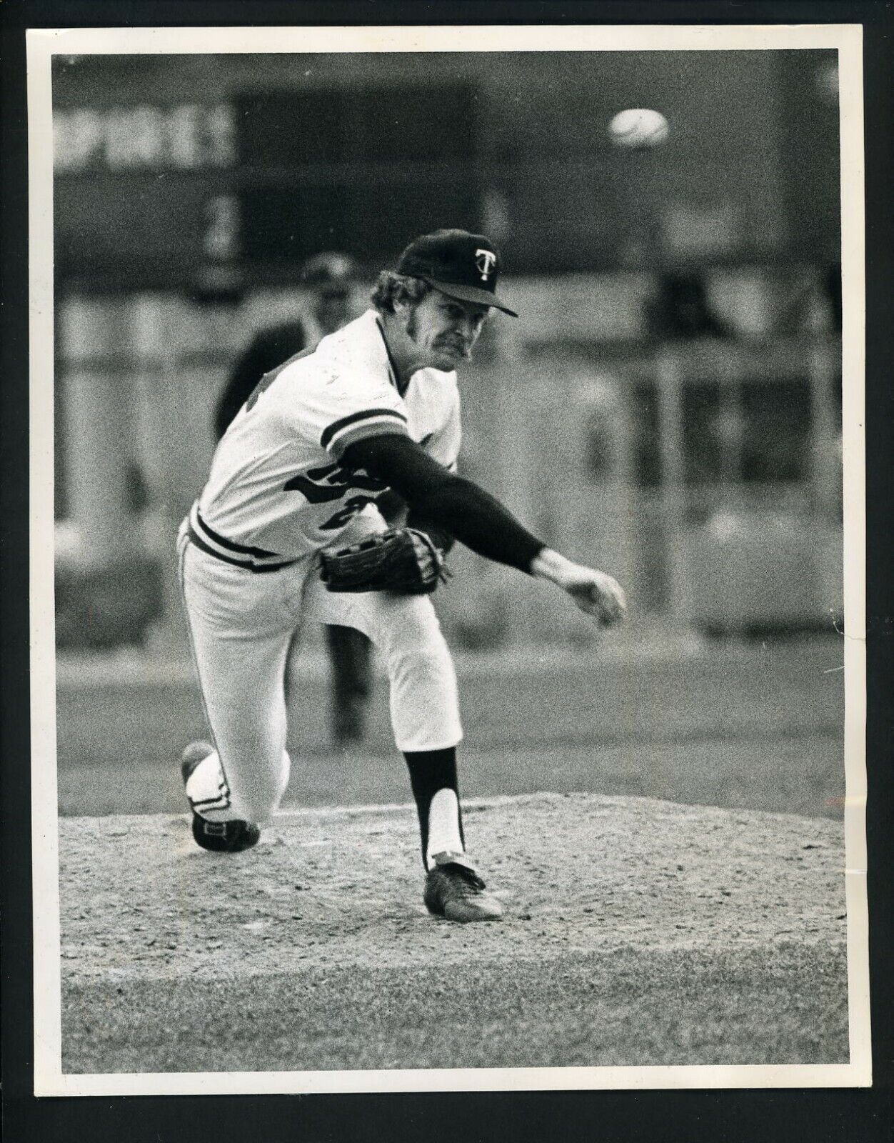 Bill Campbell action pitching 1974 Press Original Photo Poster painting Minnesota Twins