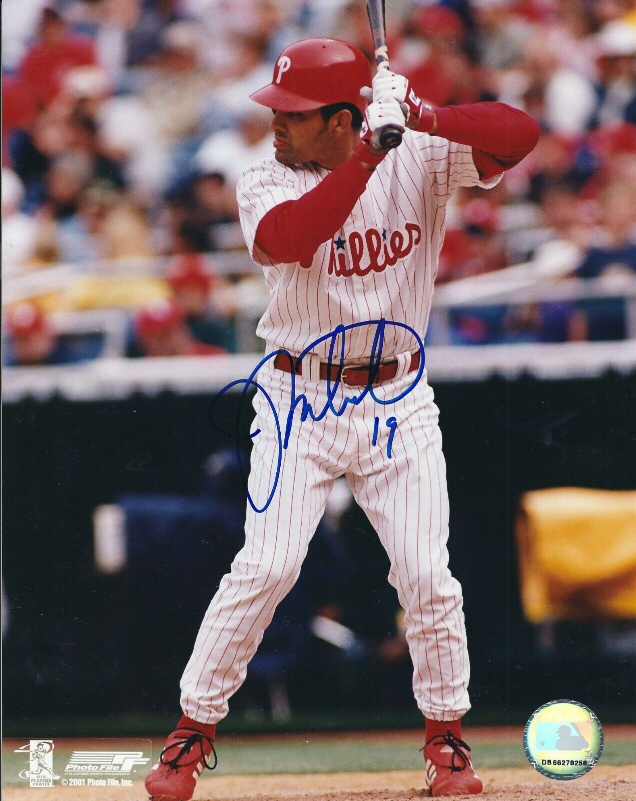 Signed 8x10 JOHNNY ESTRADA Philadelphia Phillies Autographed Photo Poster painting - COA