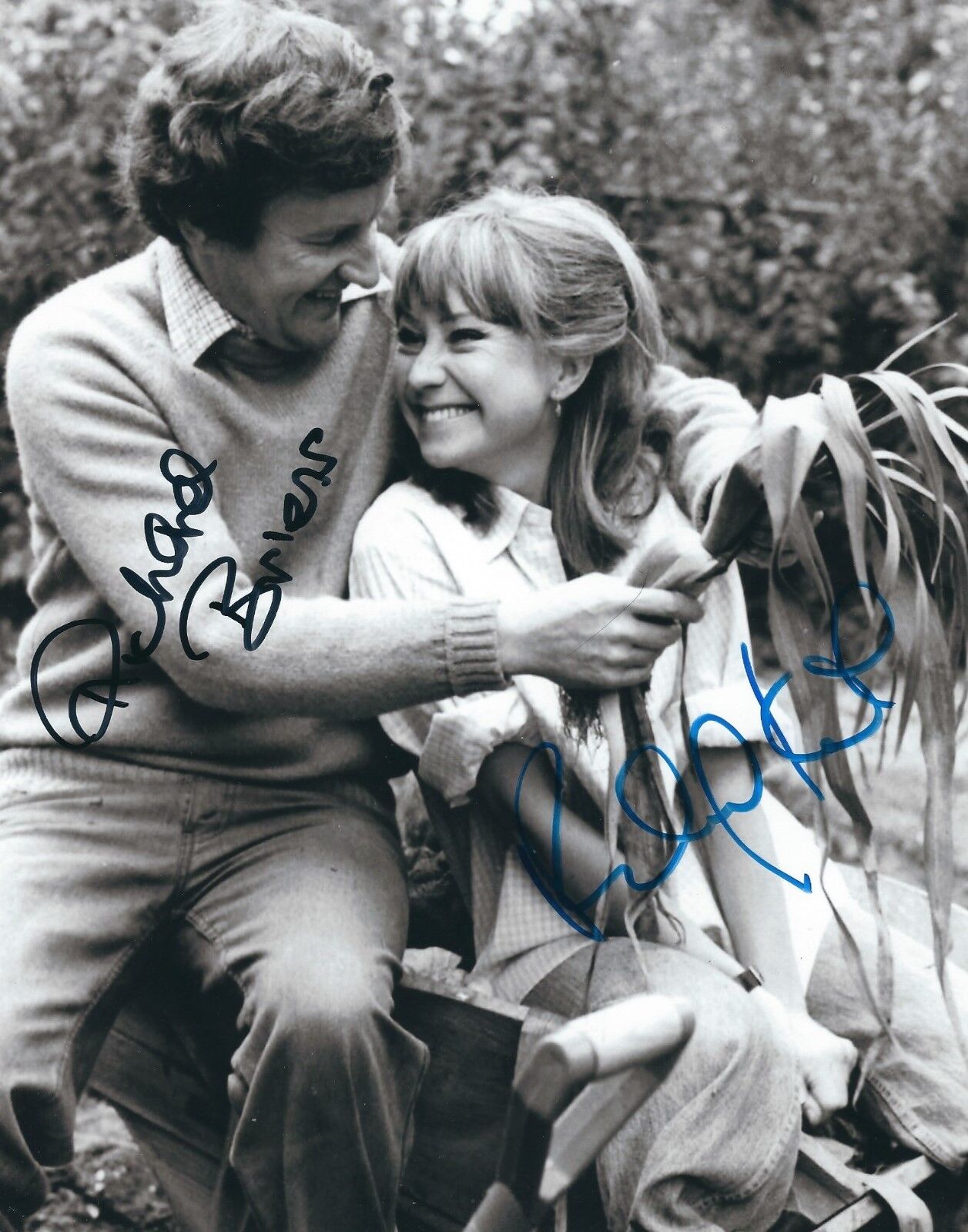 RICHARD BRIERS & FELICITY KENDAL SIGNED 8x10 THE GOOD LIFE Photo Poster painting - UACC RD