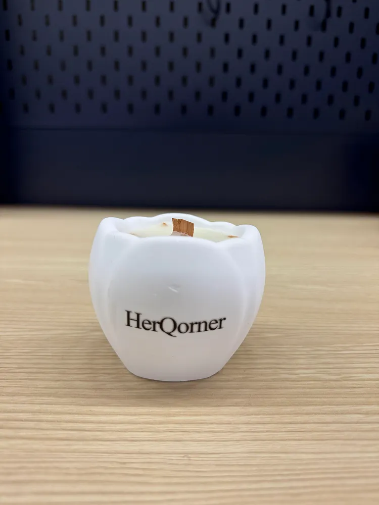 HerQorner Lotus Ceramic Scented Candle, Wooden Wick Soy Wax Aromatherapy Candle for Home Decor & Relaxation
