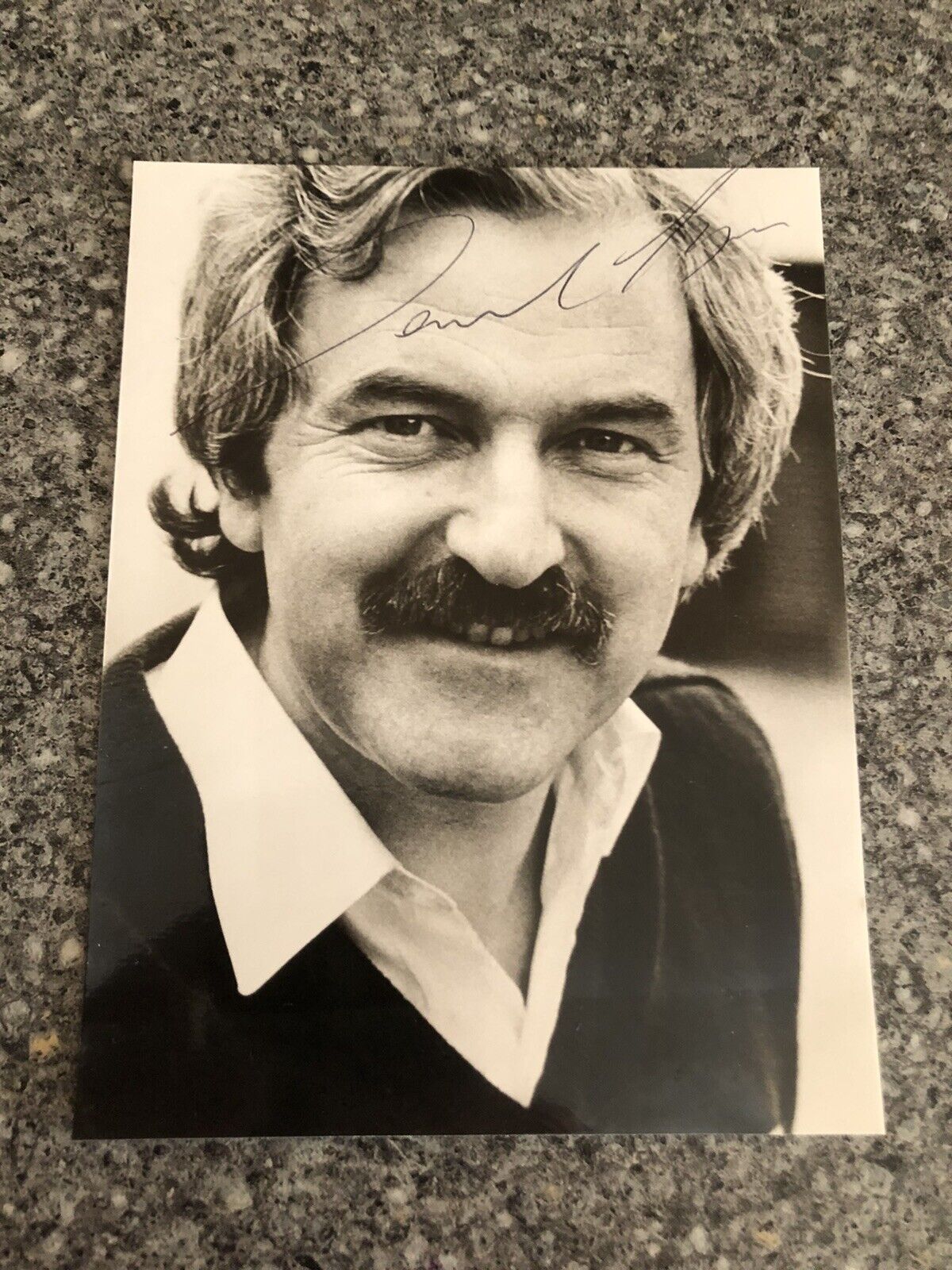 DES LYNAM (BBC SPORTS) VINTAGE BBC SIGNED Photo Poster painting