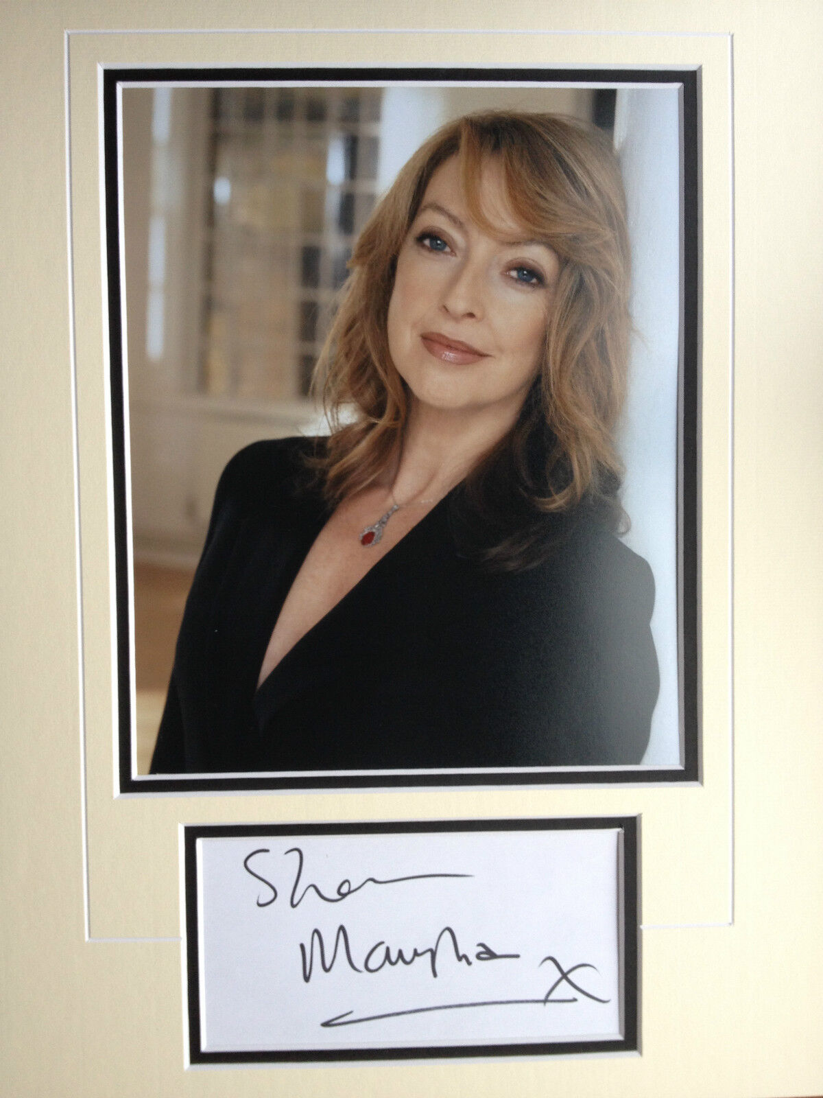 SHARON MAUGHAN - POPULAR BRITISH ACTRESS - BRILLIANT SIGNED Photo Poster painting DISPLAY