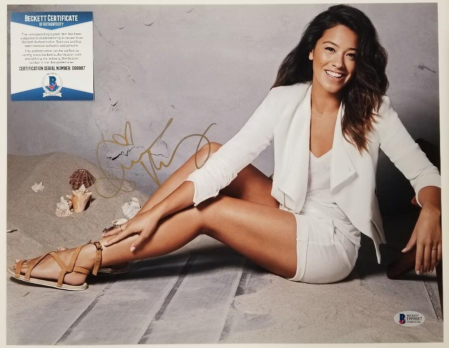 GINA RODRIGUEZ Signed 11x14 Photo Poster painting Actress Auto (A) ~ Beckett BAS COA