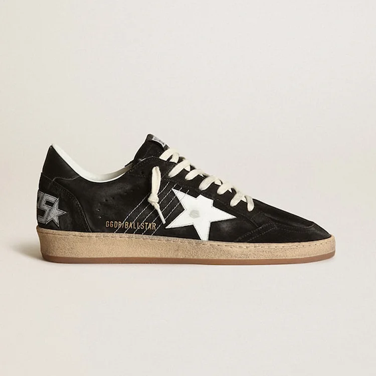 Golden Goose Ball Star Hombre de ante negro con estrella de cuero blanca