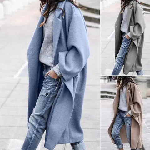 Eine Frau trägt drei verschiedene Farben langer Winterjacken in Blau, Khaki und Grau