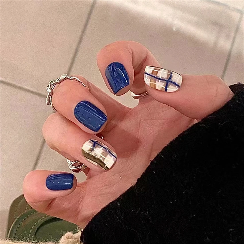 Qinice 24Pcs/Set Milkshake Diamond Lattice Wearing False Nails Tips Fall Winter Adhesive Fake Nails Removable French Press on Nail Art