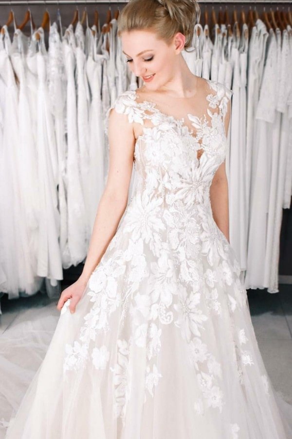 Chic Bateau Floor-length A-Line Pearl Tulle Wedding Dress With Appliques Lace | Ballbellas Ballbellas