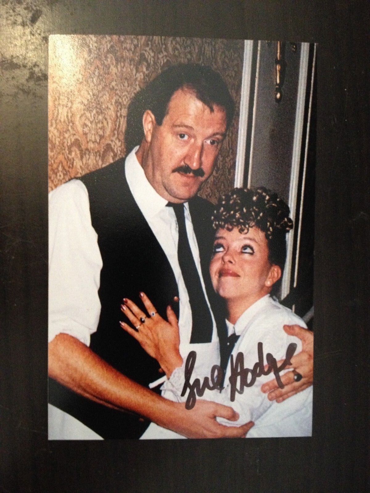 SUE HODGE - ALLO ALLO COMEDY CAST MEMBER - EXCELLENT SIGNED Photo Poster paintingGRAPH