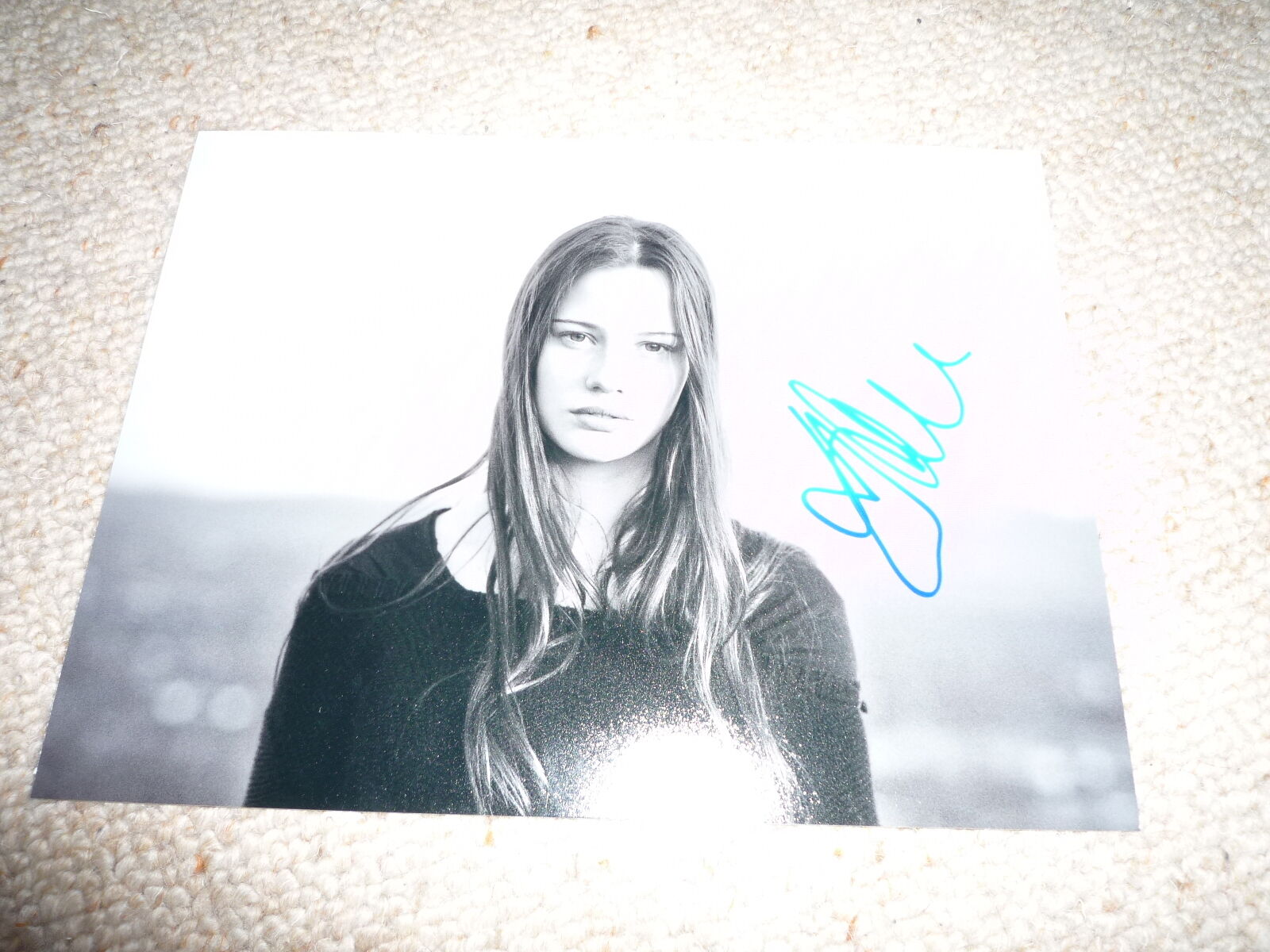 LILY SULLIVAN signed autograph 8x10 / 20x25 cm MENTAL