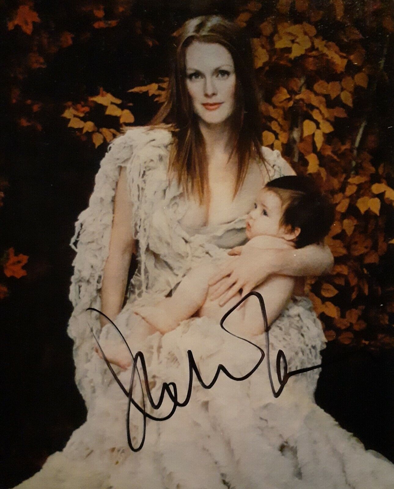 Julianne Moore signed 8x10