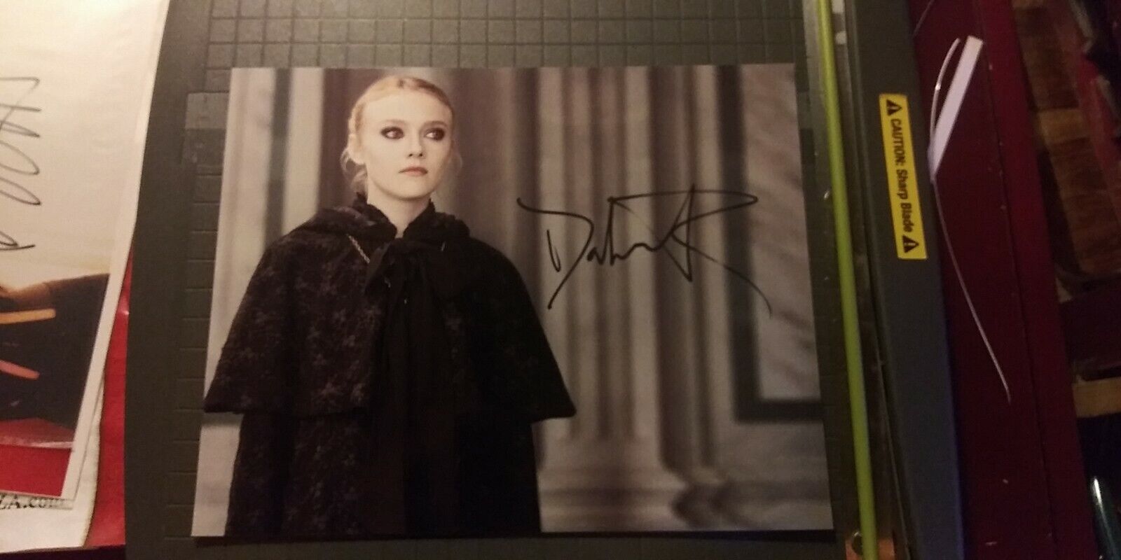 Dakota Fanning signed 8x10