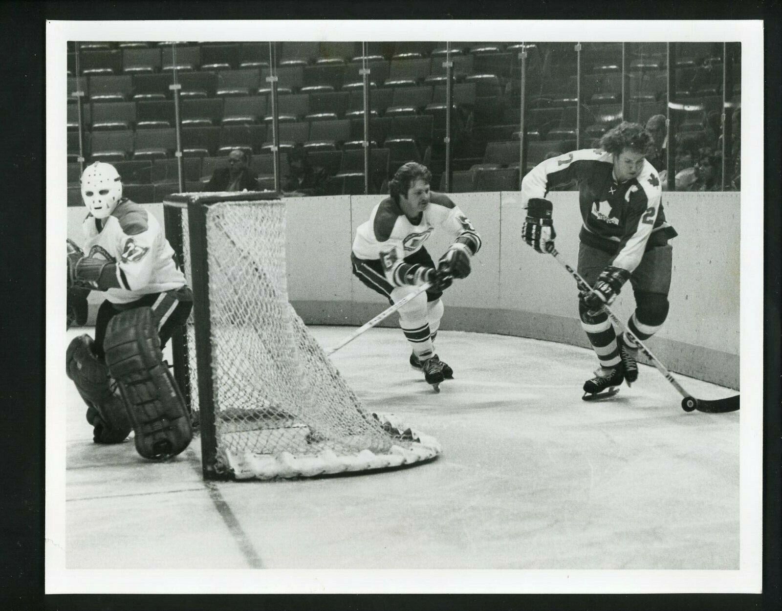 Darryl Sittler 1976 Press Original Photo Poster painting Toronto Maple Leafs vs Cleveland Barons