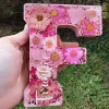 Veilleuse LED avec lettres imprim&eacute;es de fleurs s&eacute;ch&eacute;es en r&eacute;sine
