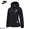 NIKE&reg; női sz&eacute;l- &eacute;s v&iacute;z&aacute;ll&oacute; kab&aacute;t l&eacute;g&aacute;teresztő GORE-TEX&reg; membr&aacute;nnal a meleg &eacute;s k&eacute;nyelmes viselet&eacute;rt.
