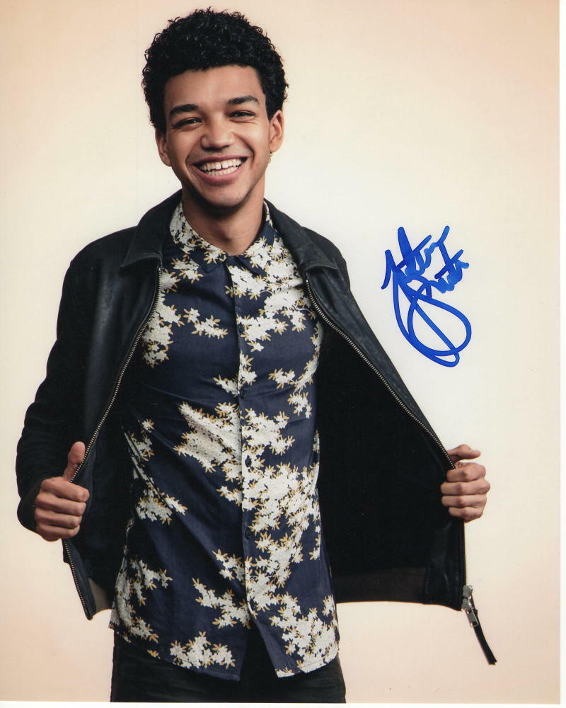 JUSTICE SMITH - SIGNED AUTOGRAPHED 8x10 Photo Poster painting - POKEMON DETECTIVE PIKACHU A