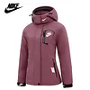 NIKE&reg; női sz&eacute;l- &eacute;s v&iacute;z&aacute;ll&oacute; kab&aacute;t l&eacute;g&aacute;teresztő GORE-TEX&reg; membr&aacute;nnal a meleg &eacute;s k&eacute;nyelmes viselet&eacute;rt.
