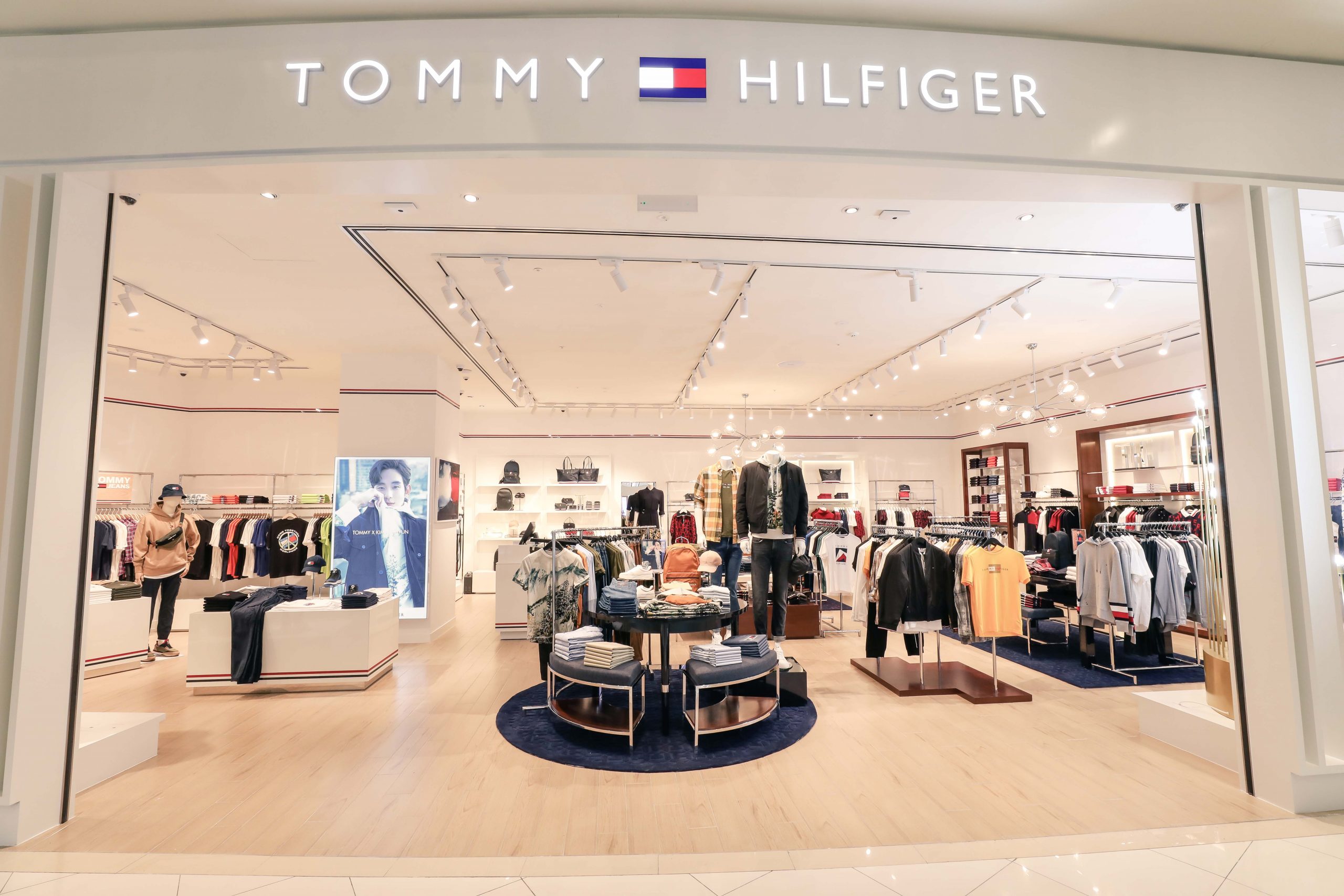 „Tommy Hilfiger Phnom Penh�?parduotuvė oficialiai atidaroma verslui �?„Cambodian Daily�?
