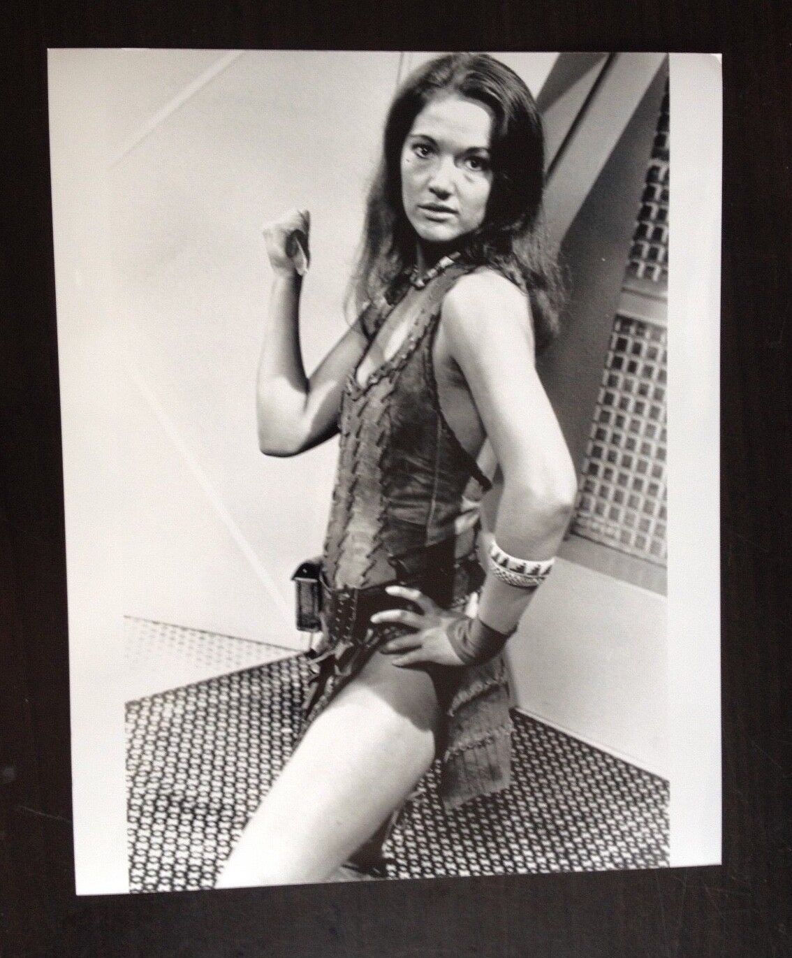 LOUISE JAMESON ( 9 ) - DR WHO ACTRESS - EXCELLENT UNSIGNED Photo Poster paintingGRAPH