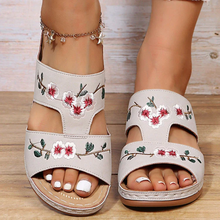 Qengg Women's Casual Slippers Fashion Hollow Flowers Wedge Sandals Outdoor Embroidered Platform Comfortable Beach Shoes Chinelo Nuvem