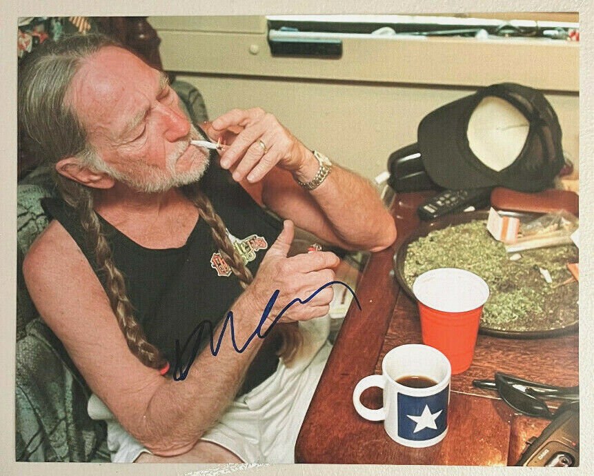 Willie Nelson Musician Hand Signed Autographed 8x10 Photo Poster painting w/Hologram COA! RARE