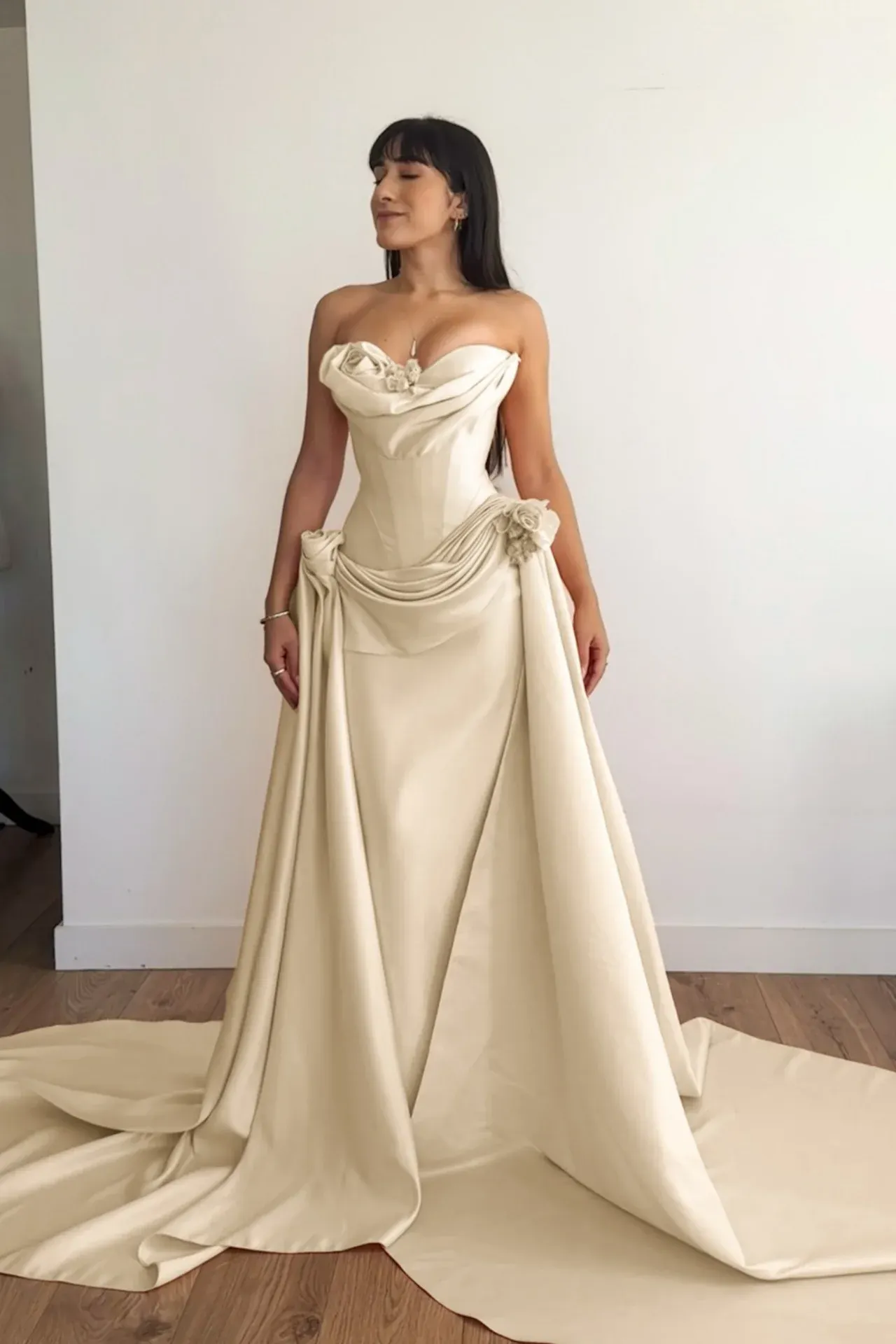 Lussooy Elegant Ivory Sweetheart Evening Dress in Satin Pleated with Flower 