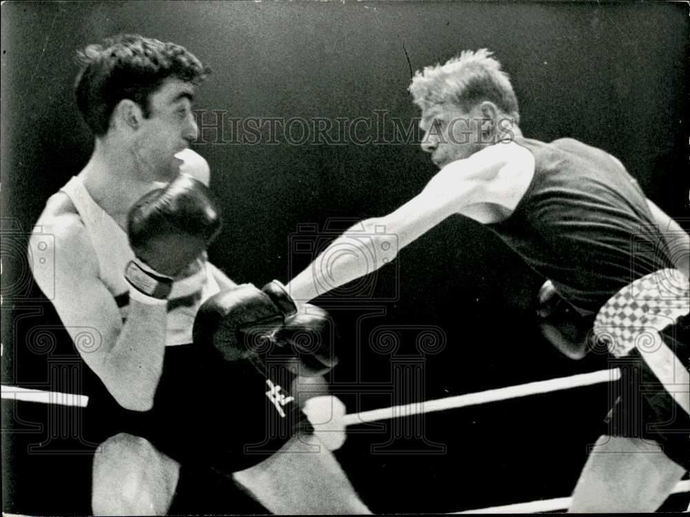 Press Photo Poster painting Dick Mctaggart vs Larry O'Connell in welterweight championship bout