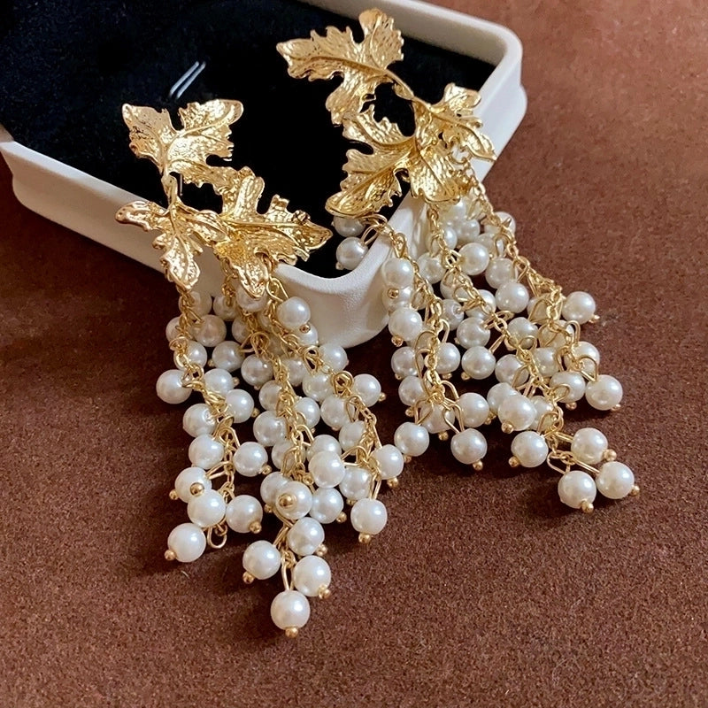 1 Pair Elegant Streetwear Maple Leaf Tassel Inlay Alloy Imitation Pearl Drop Earrings