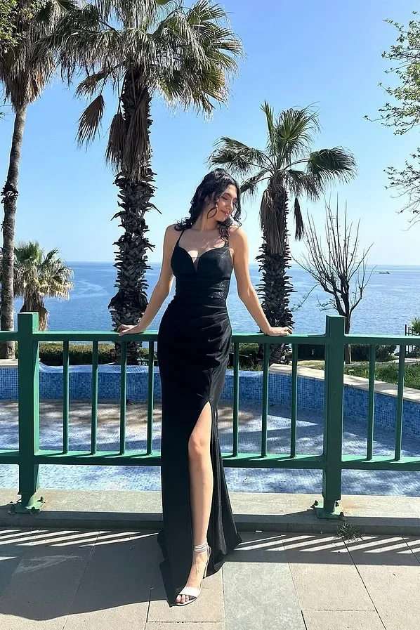 Daisda Black Sleevelesss Spaghetti Straps V-Neck Pleated Prom Dress 