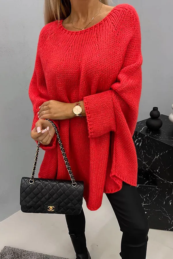Frau mit elegantem Aussehen, gekleidet in einen bequemen Strickpullover mit Rundhalsausschnitt