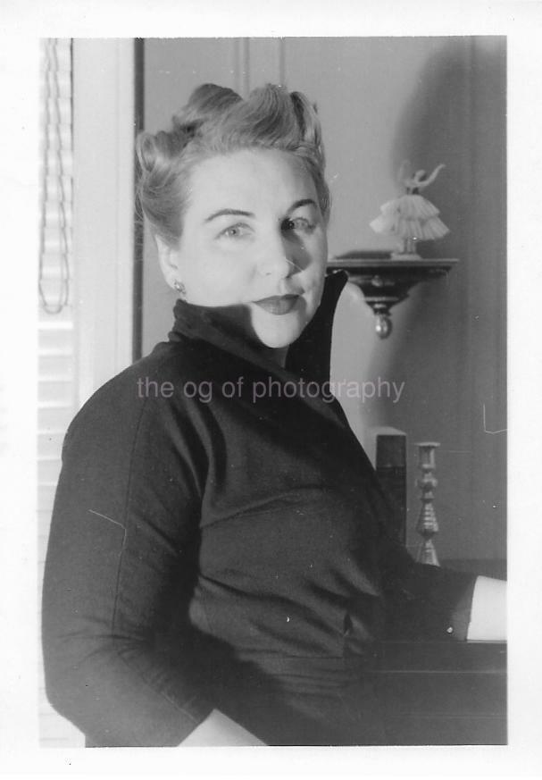 PORTRAIT OF A WOMAN Found Photo Poster paintinggraph bwOriginal VINTAGE 911 21 T