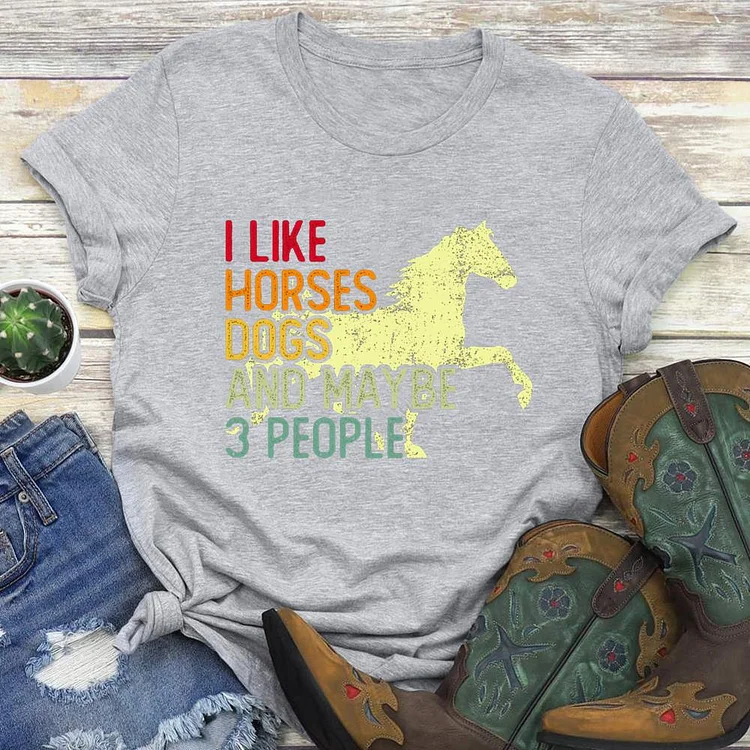 I Like Horses Dogs And Maybe 3 People Round Neck T-shirt