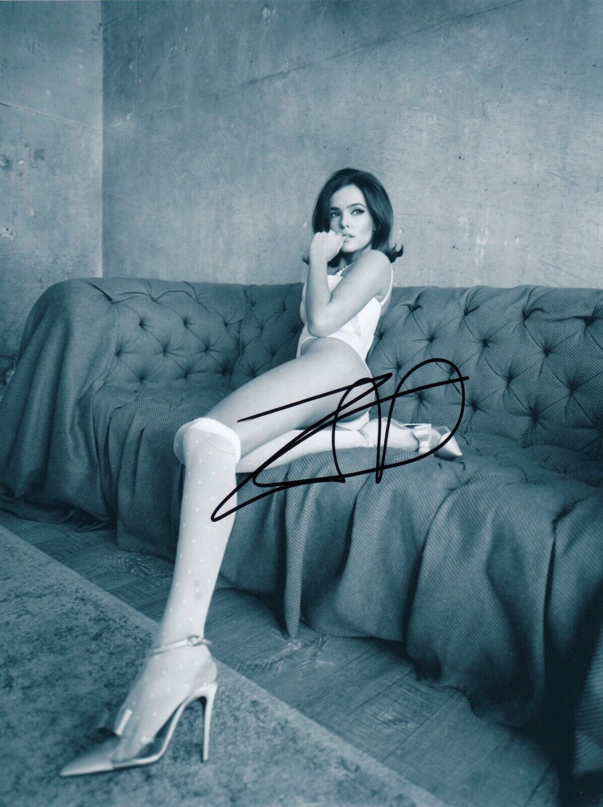 Zoey Deutch Signed Auto 8 x 10 Photo Poster paintinggraph