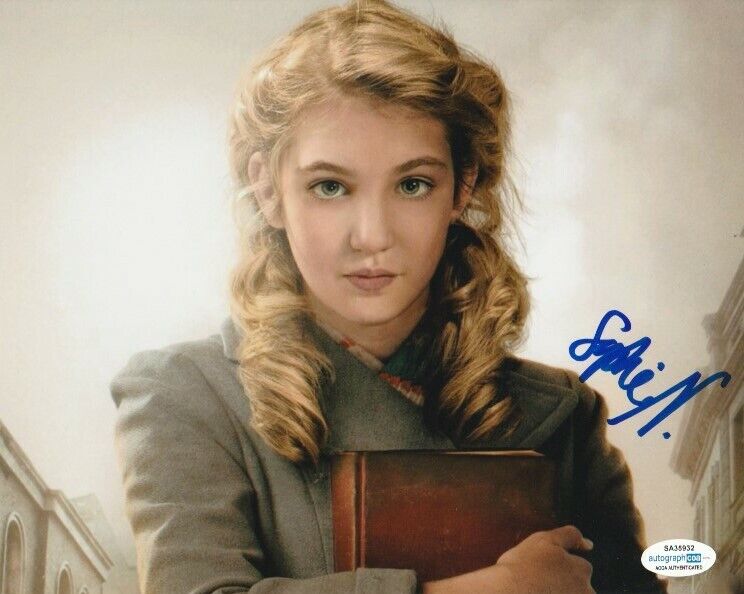 BEAUTIFUL SOPHIE NELISSE SIGNED THE BOOK THIEF