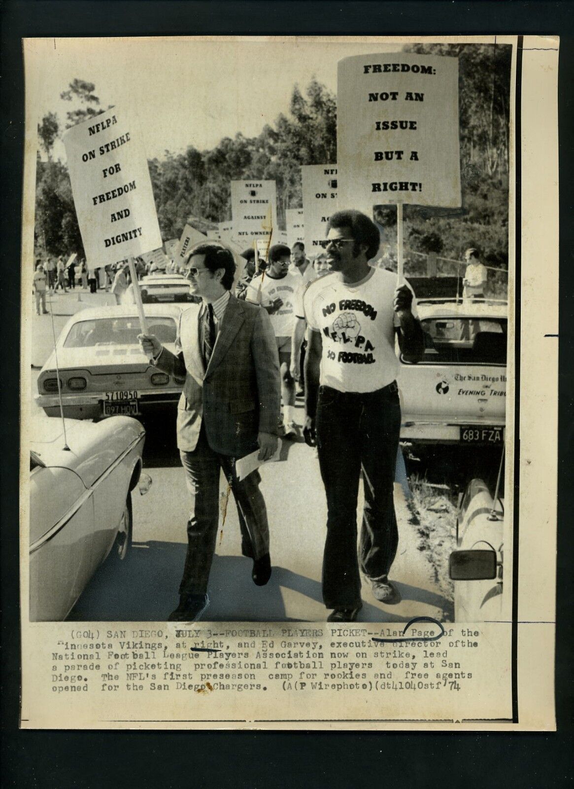 Alan Page & Ed Garvey picket for striking NFLPA 1974 Press Photo Poster painting Vikings