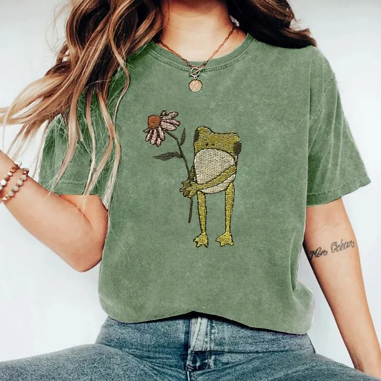 VChics Vintage Floral Frog Embroidery T-Shirt