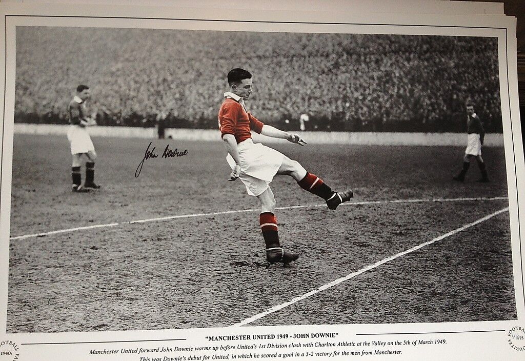 JOHN DOWNIE -MANCHESTER UNITED FOOTBALLER 1949 - SUPERB SIGNED Photo Poster paintingGRAPH