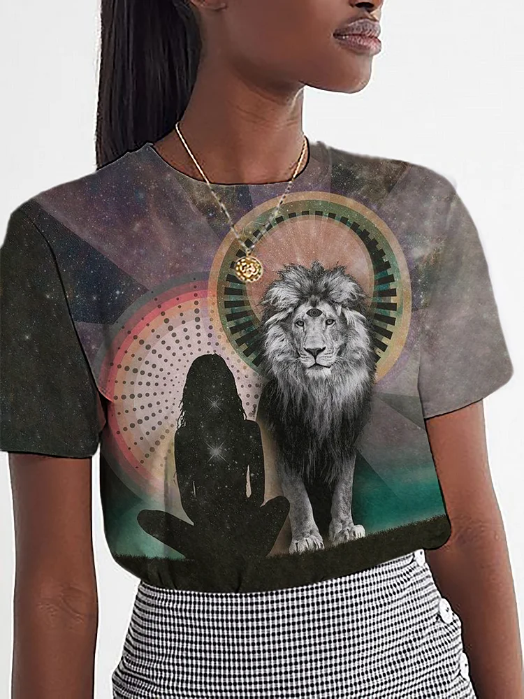 Women's Lion And Black Woman Vintage Print Casual T-Shirt