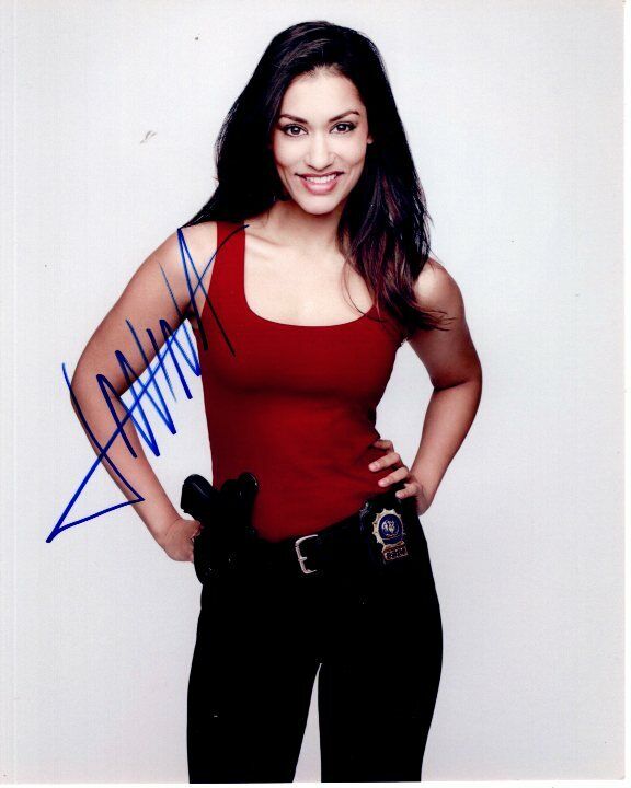 JANINA GAVANKAR signed autographed ARROW DETECTIVE MCKENNA HALL Photo Poster painting