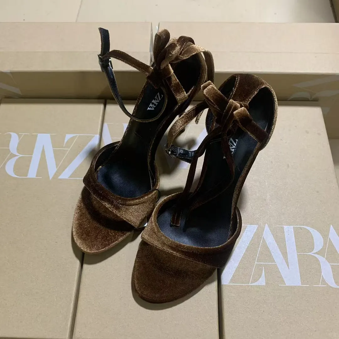 Breakj Breakj New Niche 2025 Spring New Leather Round Head Retro Sexy Buckle With Cat And Dew Fine Heel Sandals
