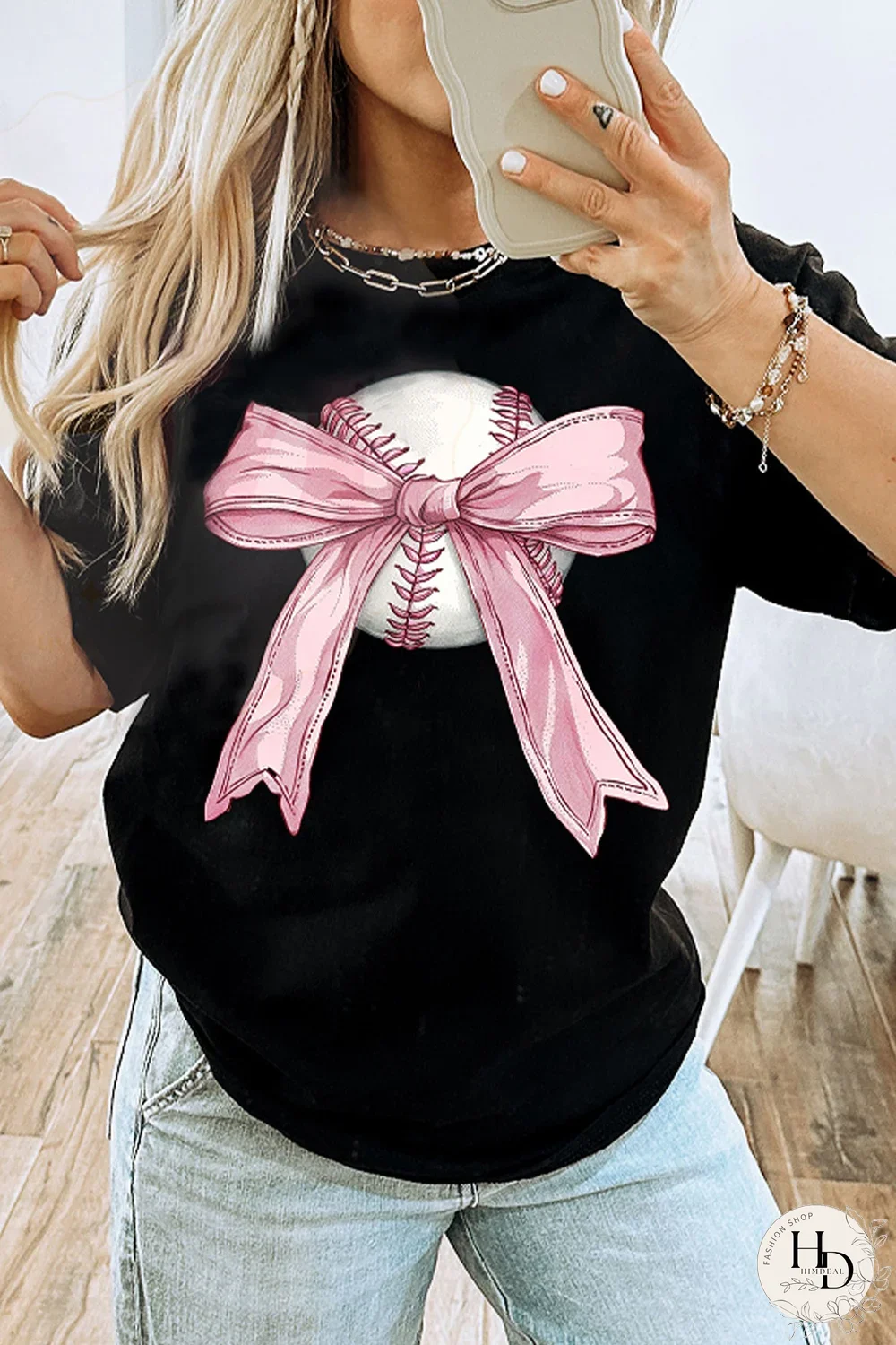 Camiseta negra con cuello redondo y estampado de nudo de lazo de béisbol