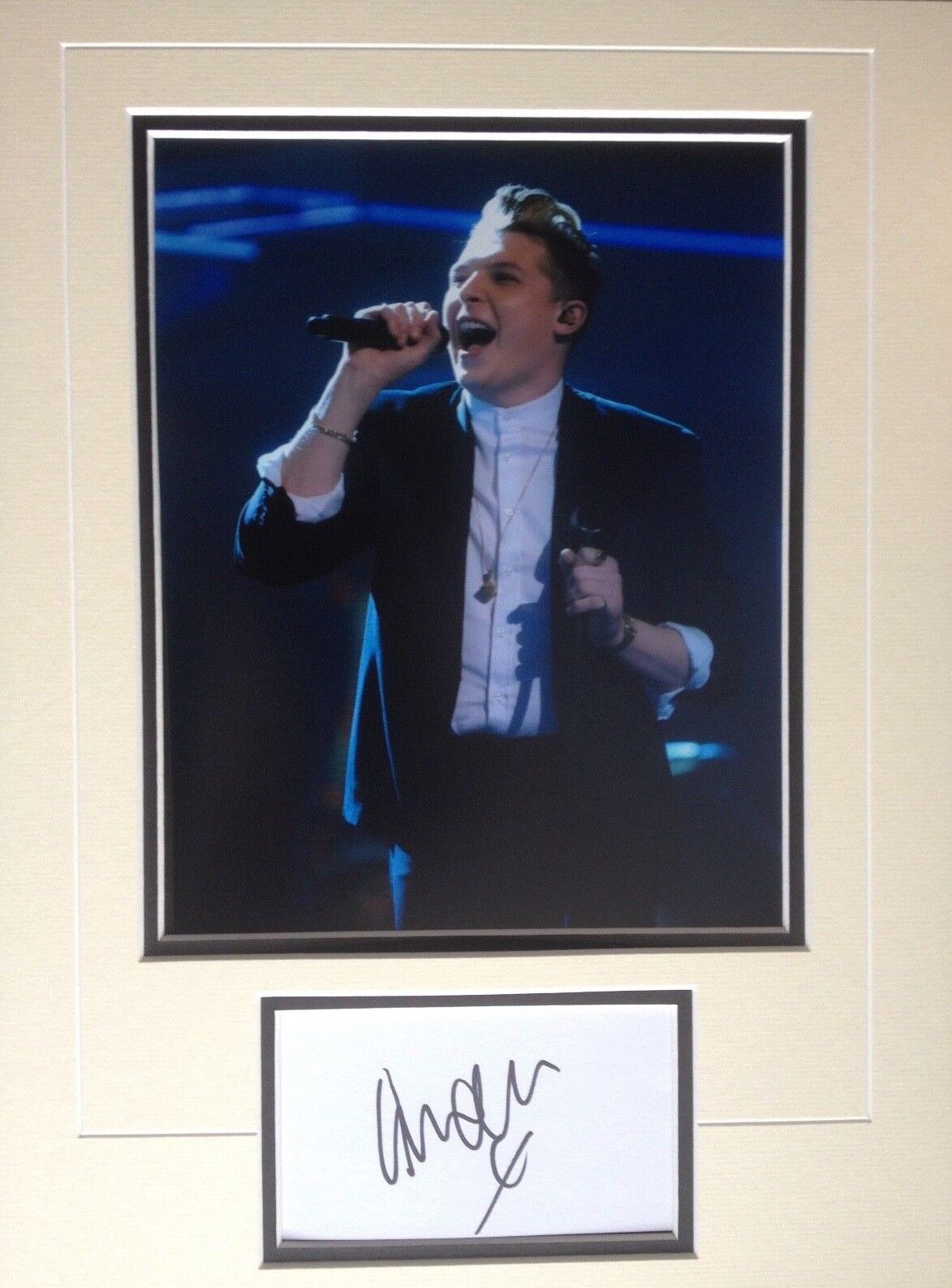 JOHN NEWMAN - CHART TOPPING SINGER - EXCELLENT SIGNED COLOUR Photo Poster painting DISPLAY