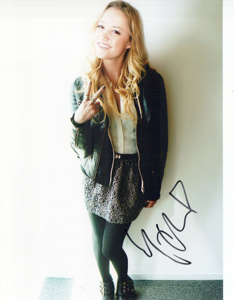 Maika Monroe glamour shot autographed Photo Poster painting signed 8x10 #1