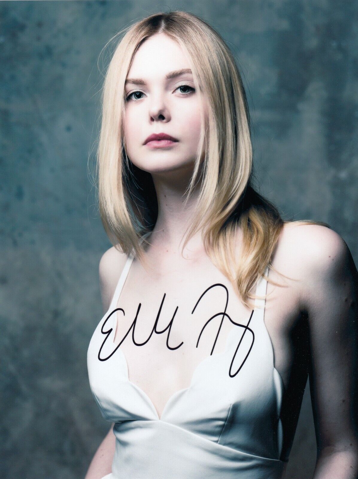 Elle Fanning Signed Auto 8 x 10 Photo Poster paintinggraph