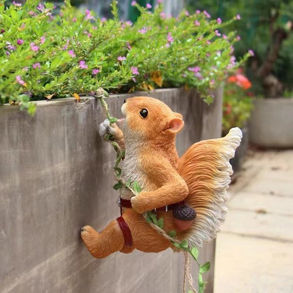 Rope Climbing Squirrel Resin Statue Figurine Ornament Home Garden Lawn Decor