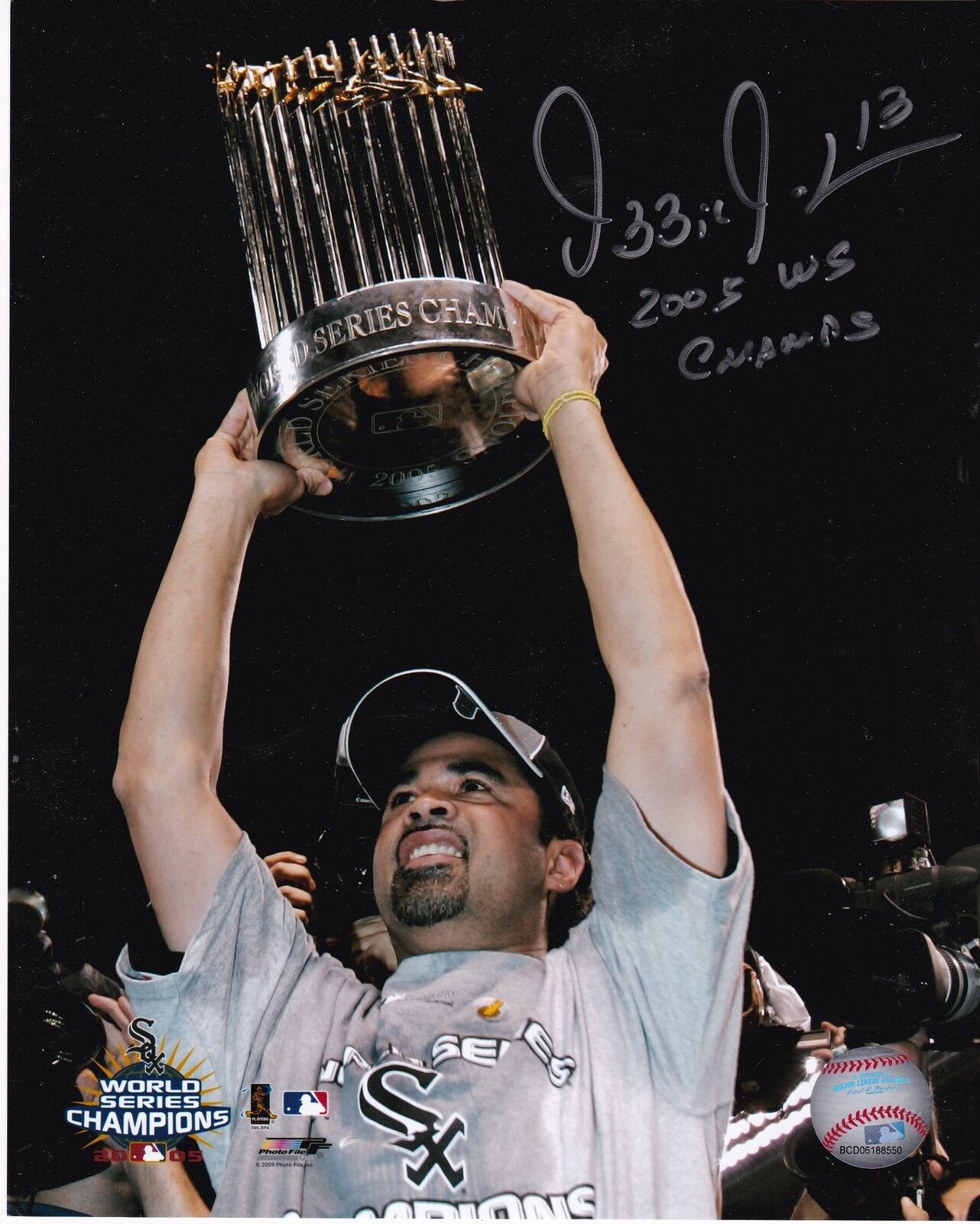 OZZIE GUILLEN CHICAGO WHITE SOX 2005 WS CHAMPS ACTION SIGNED 8x10