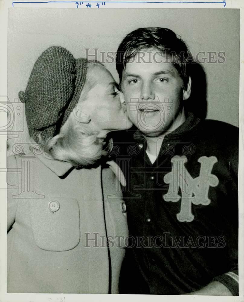 Press Photo Poster painting Tom Seaver of New York Mets, Kissed on Cheek by Woman - kfx29164